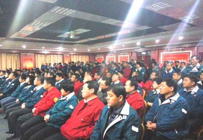 赢博集团管理人员正在大会堂认真听取科技人员的科普知识讲座